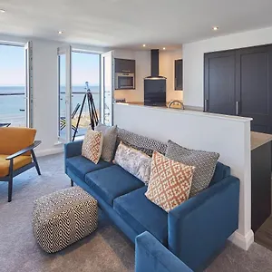 Host & - The Waves Apartment